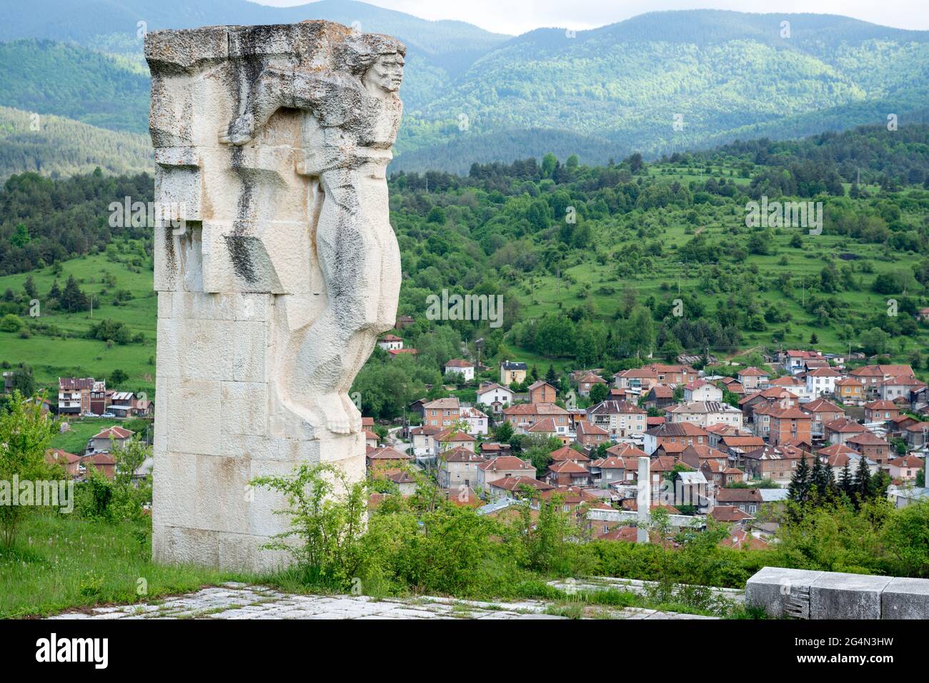 Mémorial de l'ère communiste avec une imposante statuaire socialiste réaliste sur une colline au-dessus de la ville de Batak, Bulgarie, Europe de l'est Banque D'Images