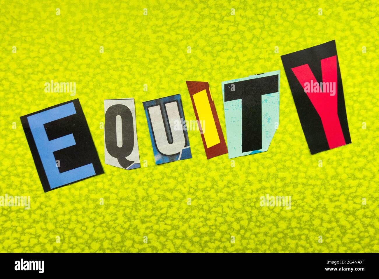 Le mot « Equity » qui utilise des lettres en papier découpées dans la note de rançon a un effet typographique Banque D'Images