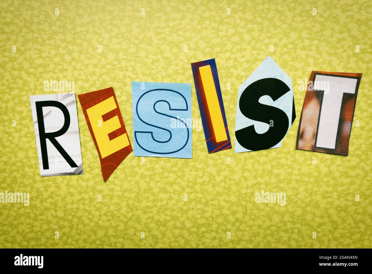 Le mot « Resist » utilisant des lettres en papier découpées dans la note de rançon a un effet typographique Banque D'Images