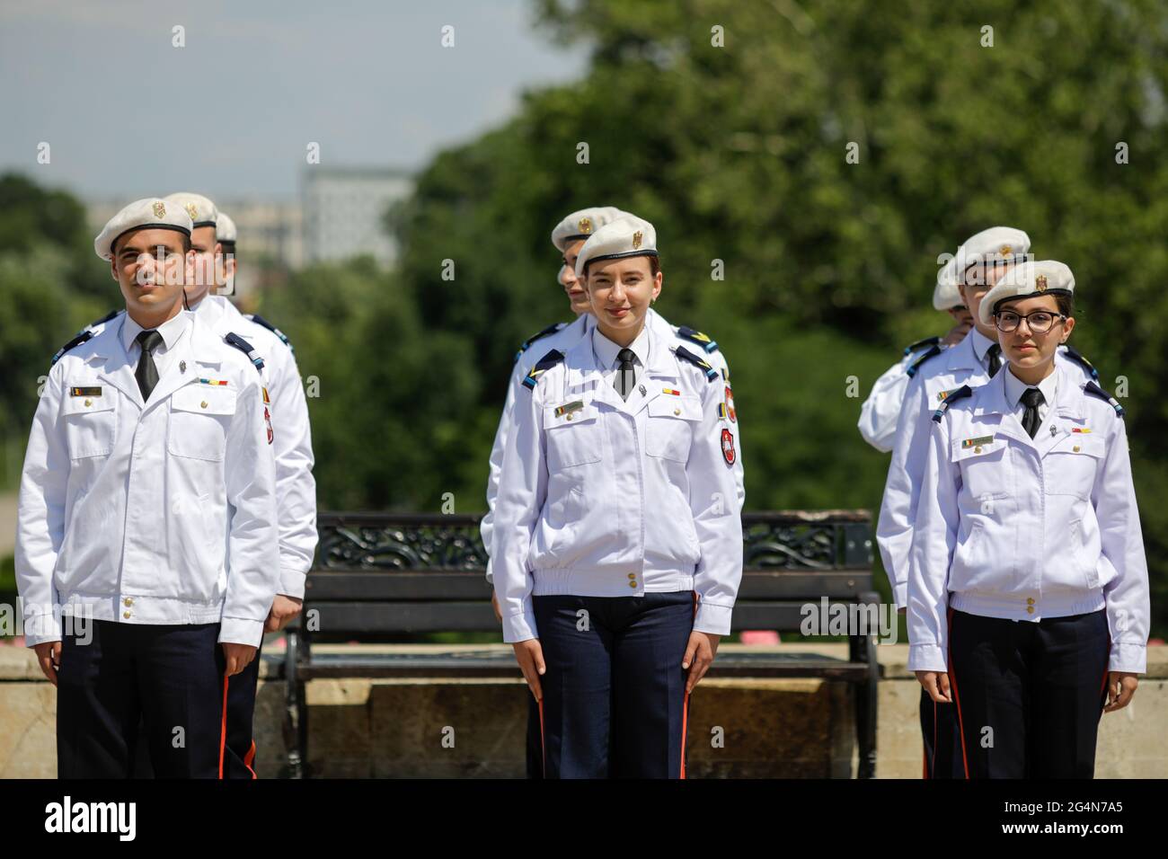 Bucarest, Roumanie - 10 juin 2021 : les jeunes élèves/cadets de l'armée roumaine assistent à une cérémonie militaire. Banque D'Images