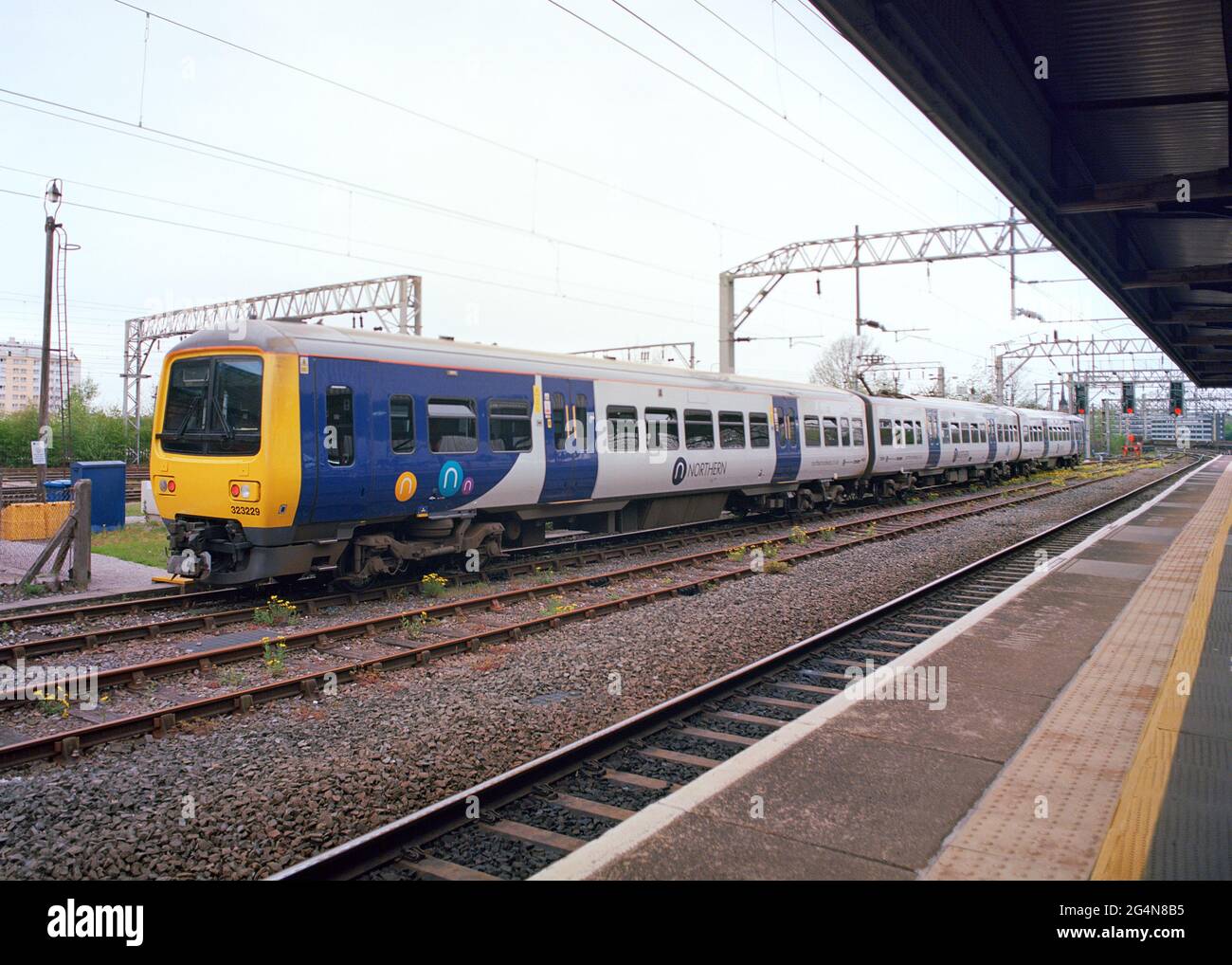 Stockport, Royaume-Uni - 9 mai 2021 : train électrique (classe 323) exploité par Northern sur la voie d'évitement de la gare de Stockport. Banque D'Images