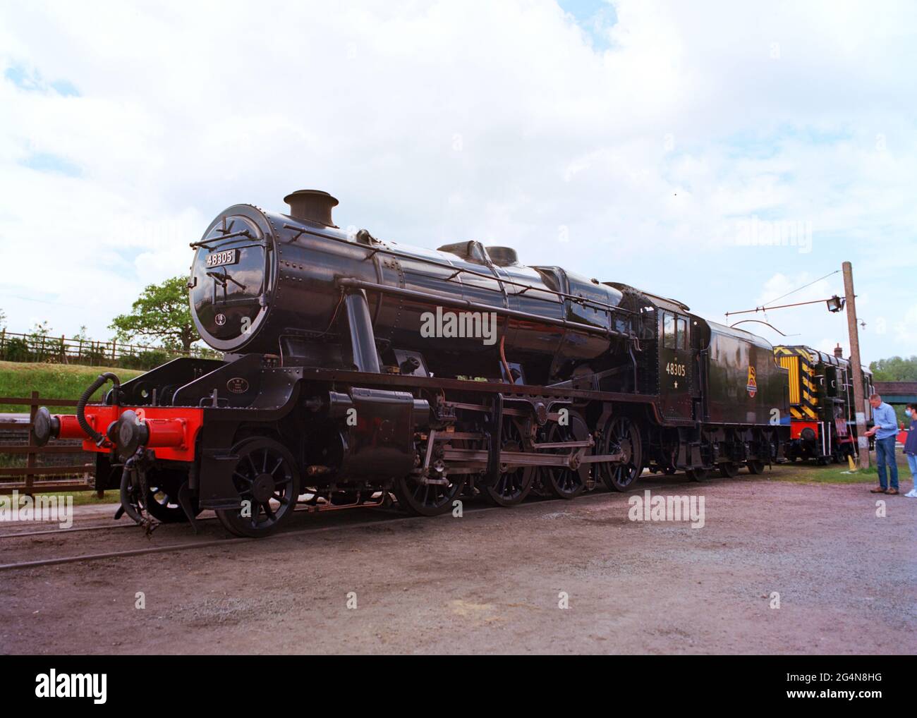 Loughborough, Royaume-Uni - 29 mai 2021 : une locomotive à vapeur (48305) sur la voie d'évitement de Quorn and Woodhouse Station. Banque D'Images