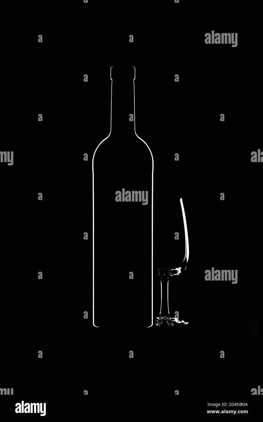 Silhouette de bouteille de vin à côté du verre sur fond noir dans l'obscurité Banque D'Images