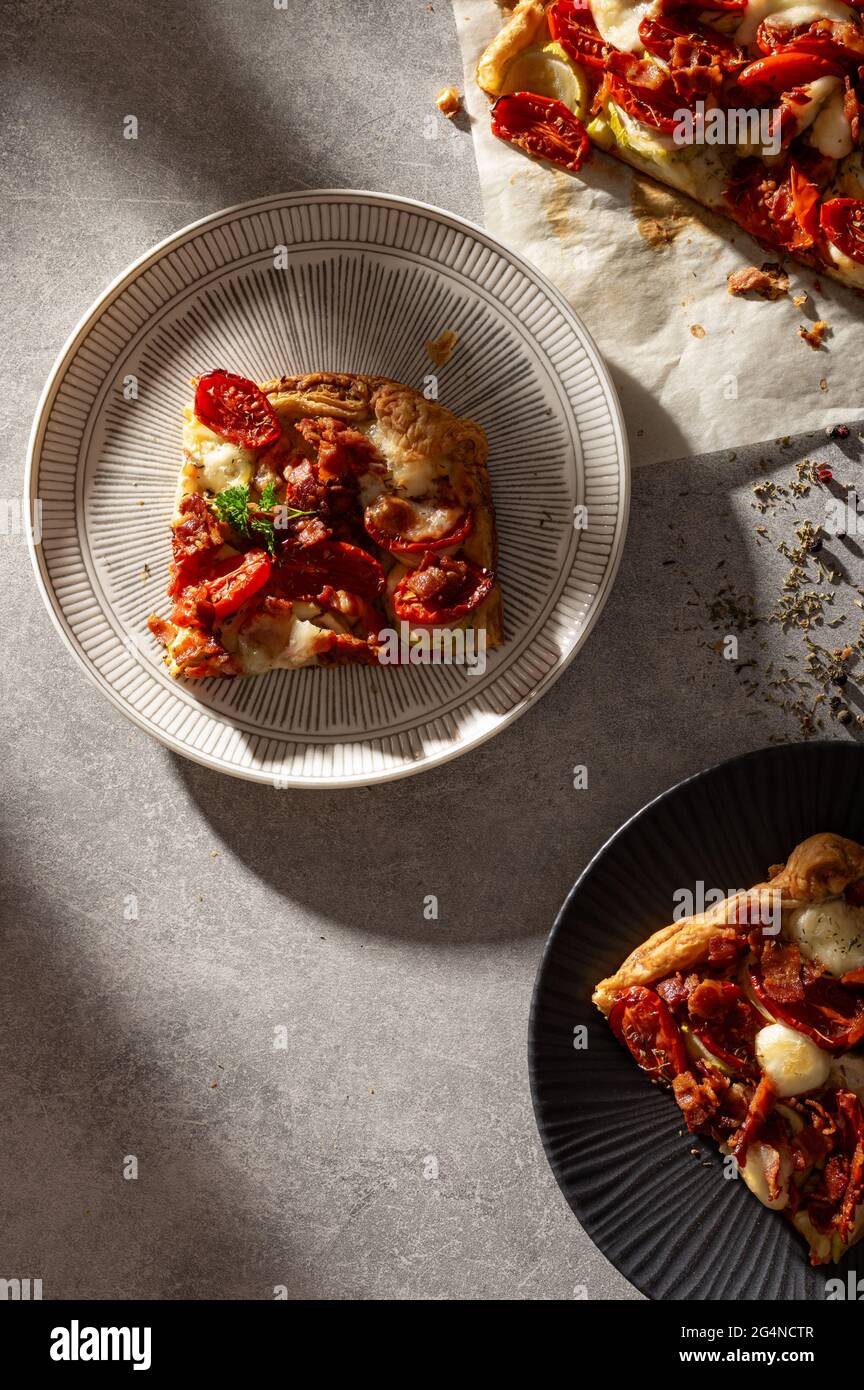Quiche à tarte française maison avec courgettes, tomates, mozzarella et bacon. Banque D'Images