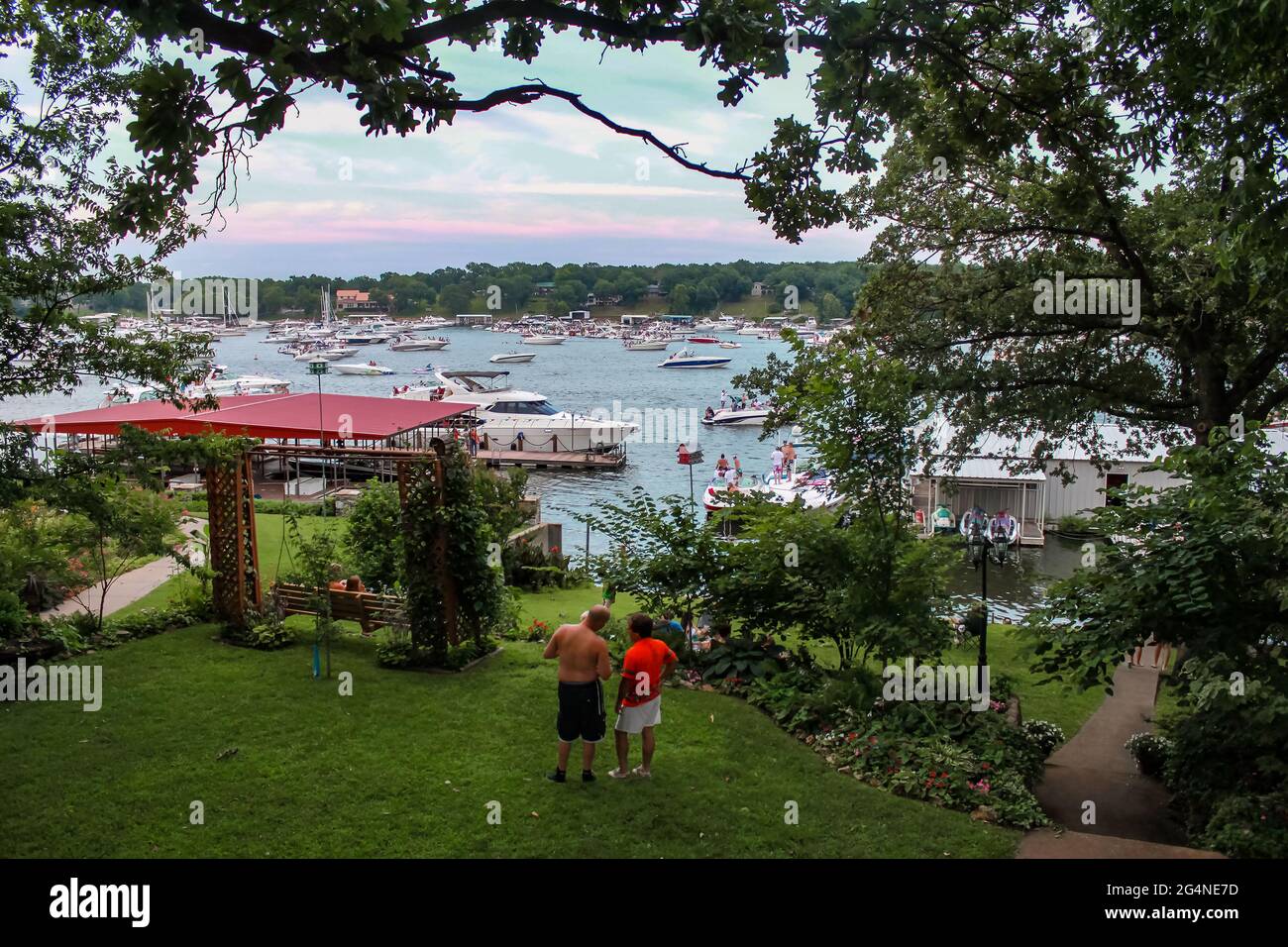Duck Creek Oklahoma USA juillet 4 2010 vue de Duck Creek sur Grand Lake près du coucher du soleil avec des centaines de bateaux prêts à regarder l'Independance Day fi Banque D'Images