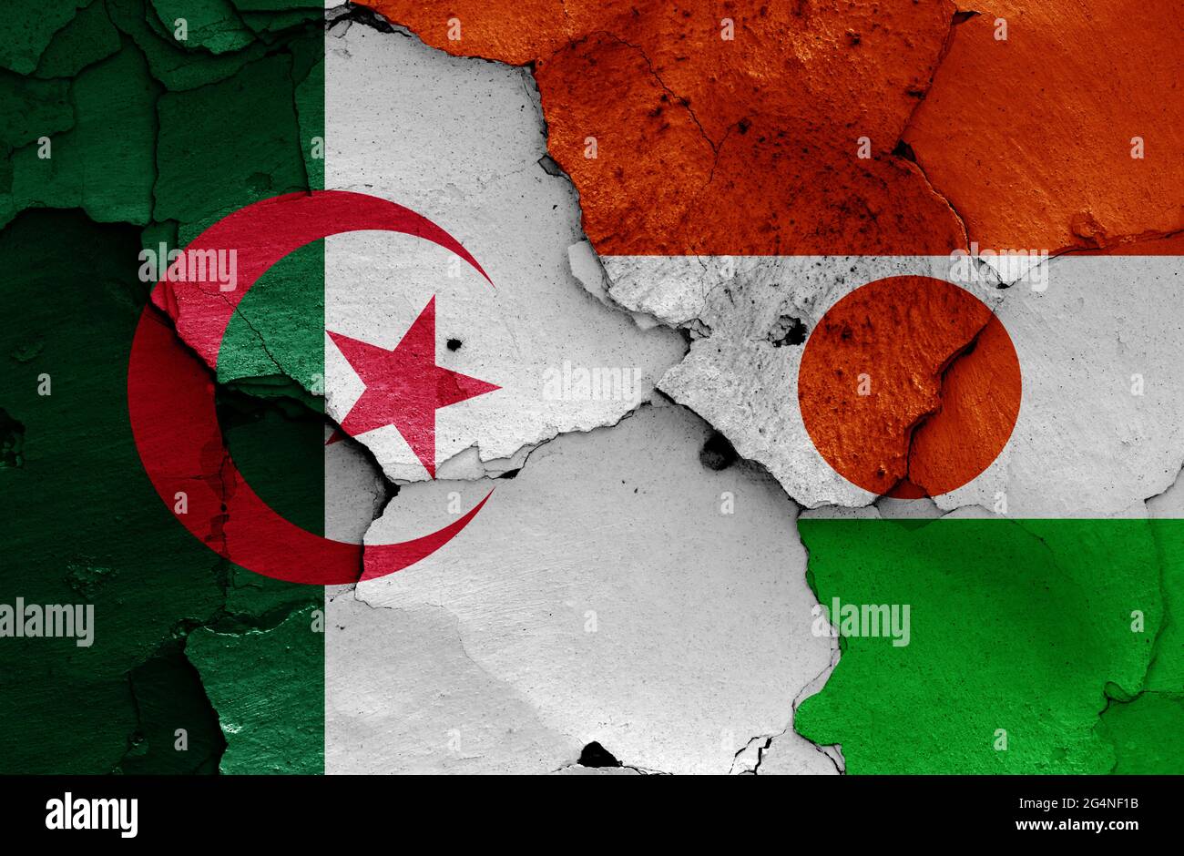 Drapeaux de l'Algérie et du Niger peints sur un mur fissuré Banque D'Images