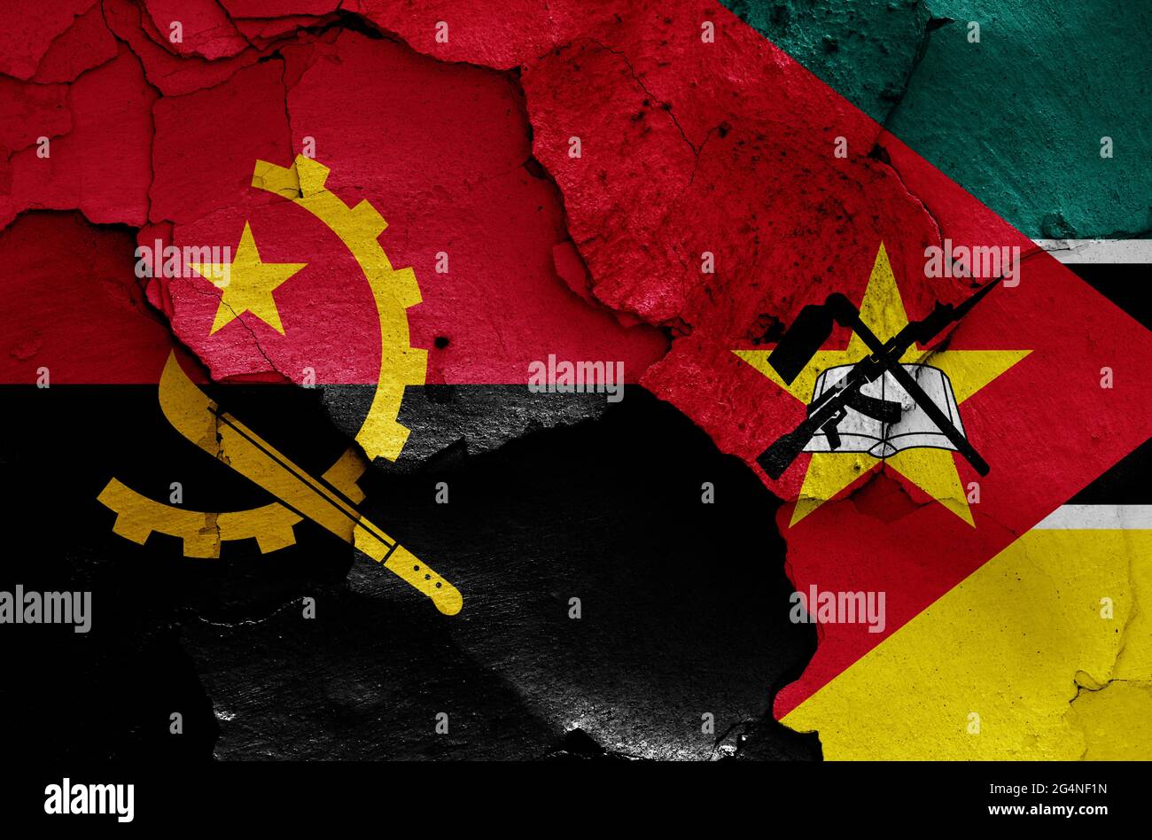 Drapeaux de l'Angola et du Mozambique peints sur un mur fissuré Banque D'Images