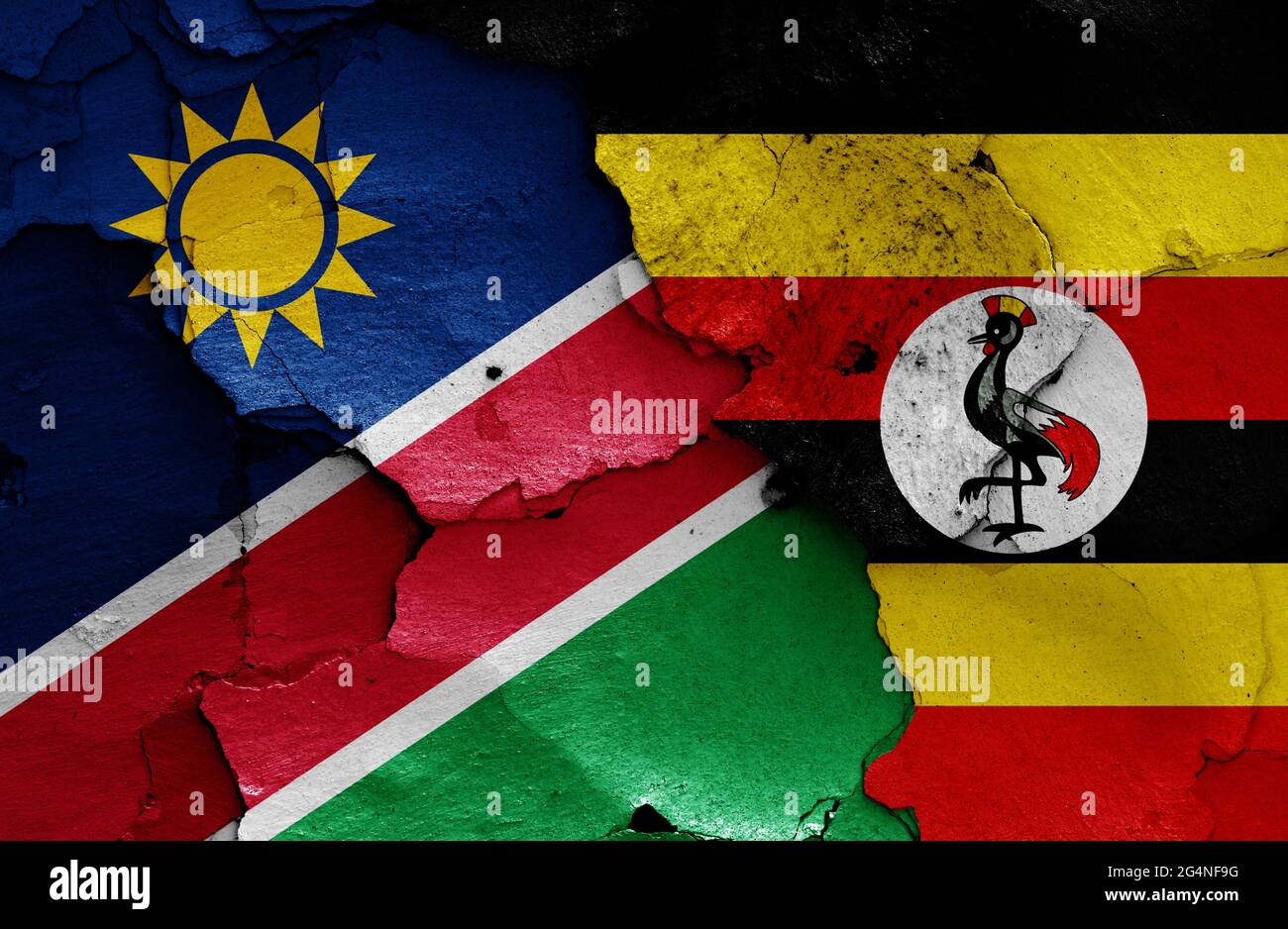 Drapeaux de Namibie et d'Ouganda peints sur un mur fissuré Banque D'Images