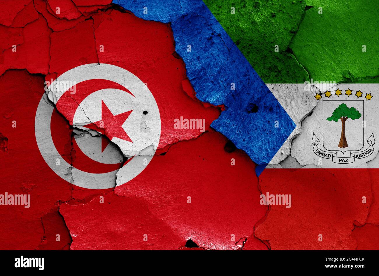 Drapeaux de la Tunisie et de la Guinée équatoriale peints sur un mur fissuré Banque D'Images