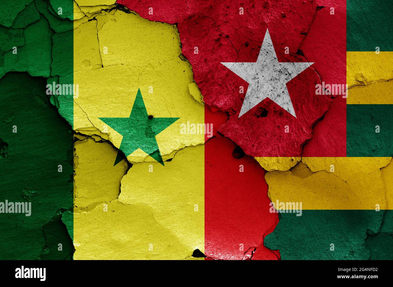 Drapeaux du Sénégal et du Togo peints sur un mur fissuré Banque D'Images
