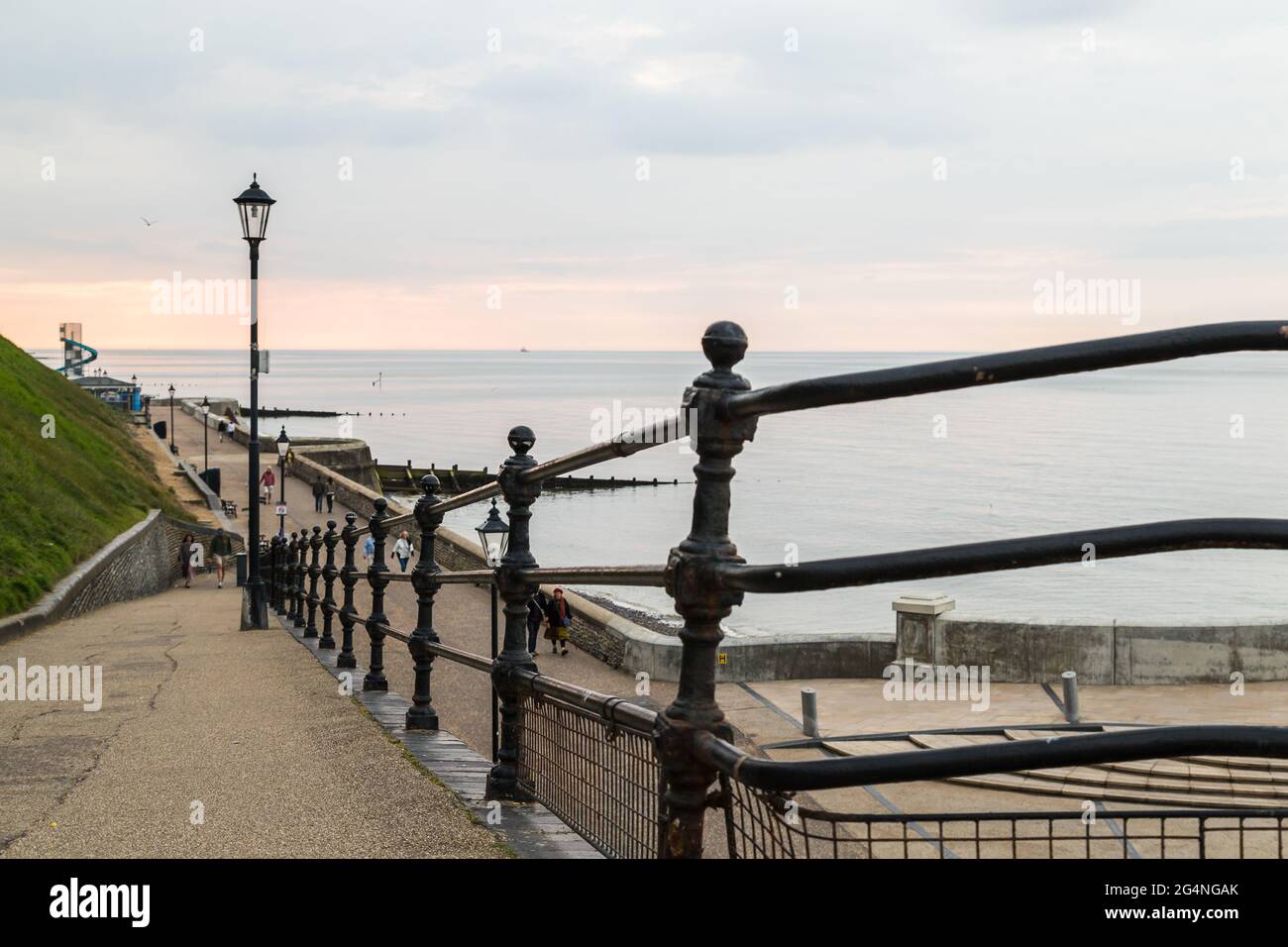 Sentier sur le sommet de Cromer offrant une vue sur la jolie ville côtière de Norfolk. Banque D'Images