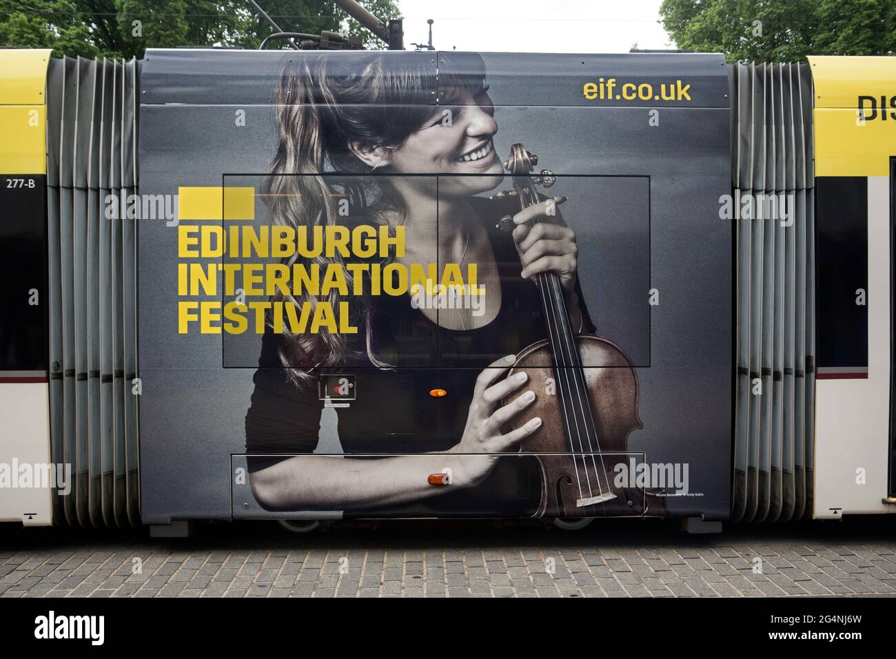 Publicité pour le Festival international d'Édimbourg avec une photo de la violoniste écossaise Nicola Benedetti sur le côté d'un tramway d'Édimbourg. Banque D'Images