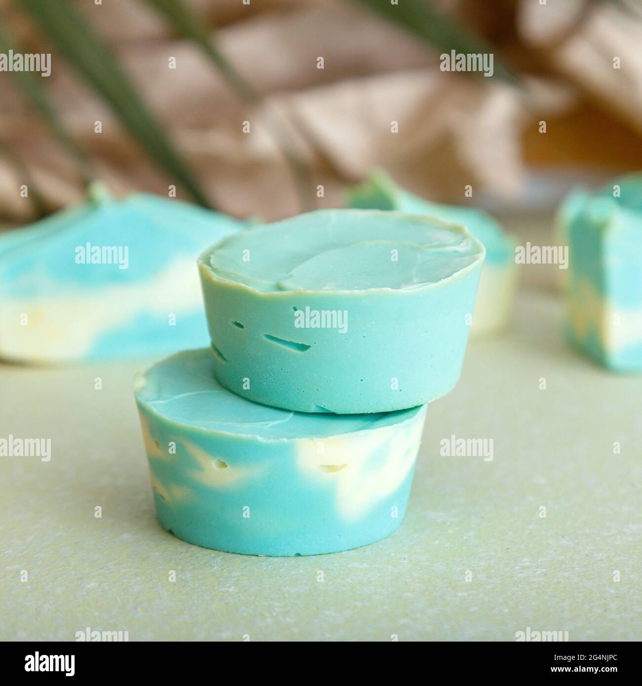 Barre de shampooing solide beaucoup de barres de savon naturel à la main menthe bleue en forme de colonne de tour. Savon de noix de coco biologique pour le bain produits cosmétiques de beauté pour le corps des cheveux Banque D'Images