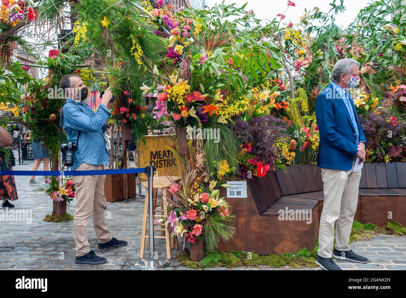 Le photographe du maire photographie le maire de New York Bill de Blasio, à droite, alors qu'il visite le L.E.A.F. Festival des fleurs dans le quartier de Meatpacking à New York le samedi 12 juin 2021. Avec plus de 100 fleuristes et un million de fleurs, le quartier de Meatpacking a été blanchi avec des installations florales. (© Richard B. Levine) Banque D'Images