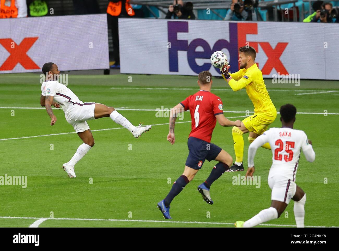 Londres, Angleterre, 22 juin 2021. Raheem Sterling, d'Angleterre, passe le ballon devant Tomas Vaclik, de la République tchèque, et entre dans le poste lors du match des championnats d'Europe de l'UEFA au stade Wembley, à Londres. Le crédit photo devrait se lire: David Klein / Sportimage Banque D'Images