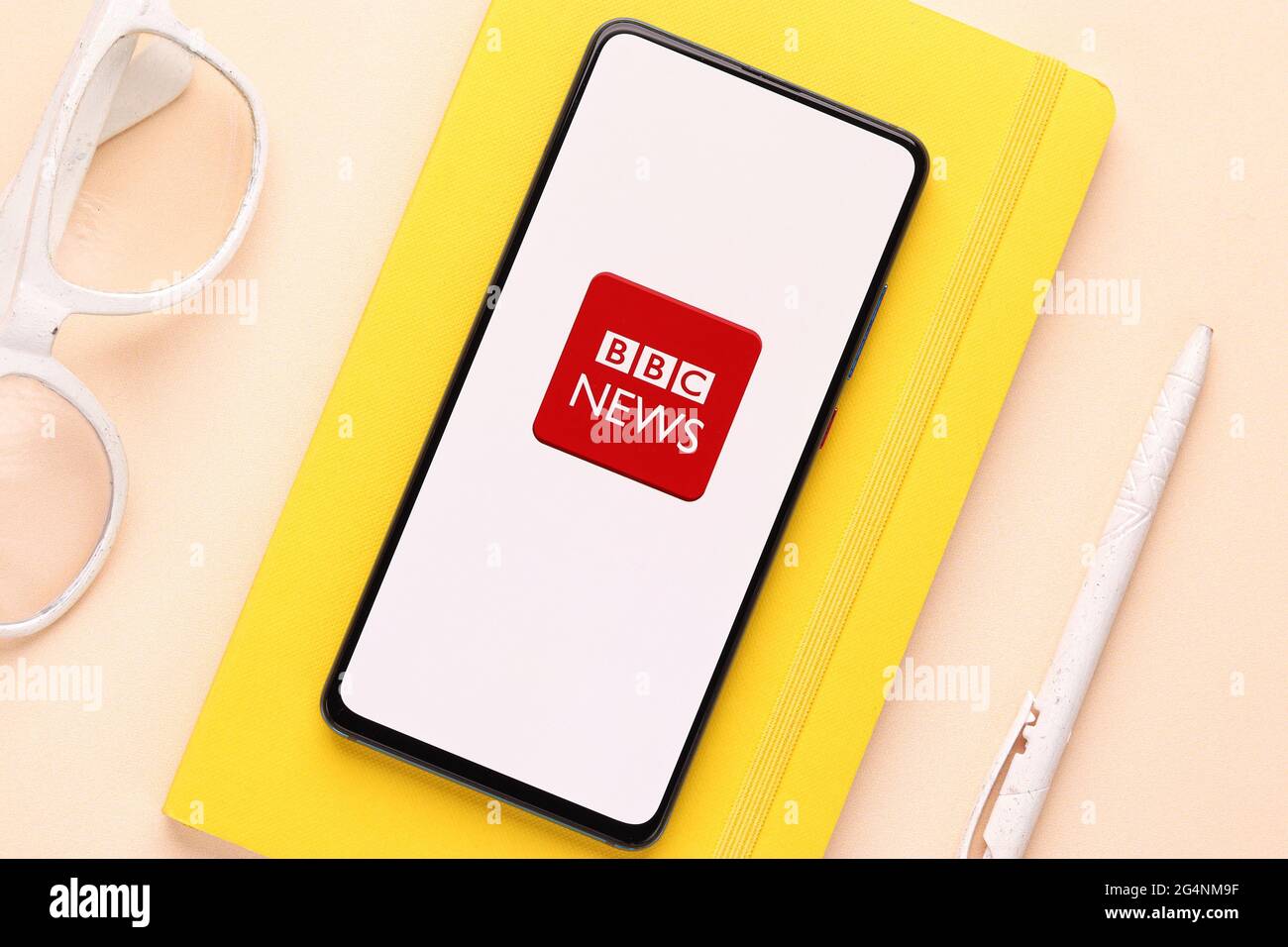 Logo BBC News sur l'écran du téléphone. Banque D'Images