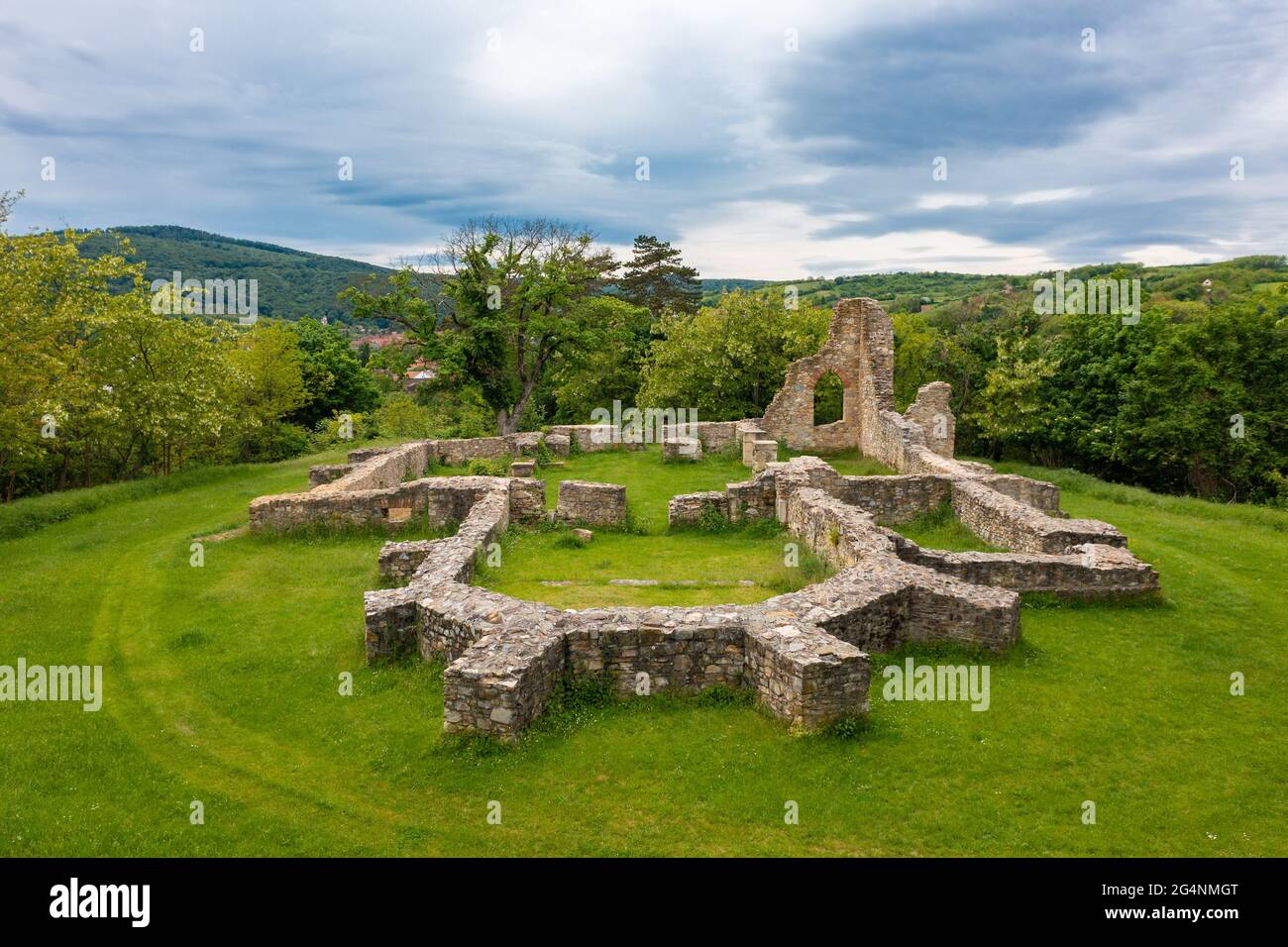 Mecseknadasd, Hongrie - vue aérienne sur les ruines de l'église de Schlossberg entourée de forêt. Banque D'Images