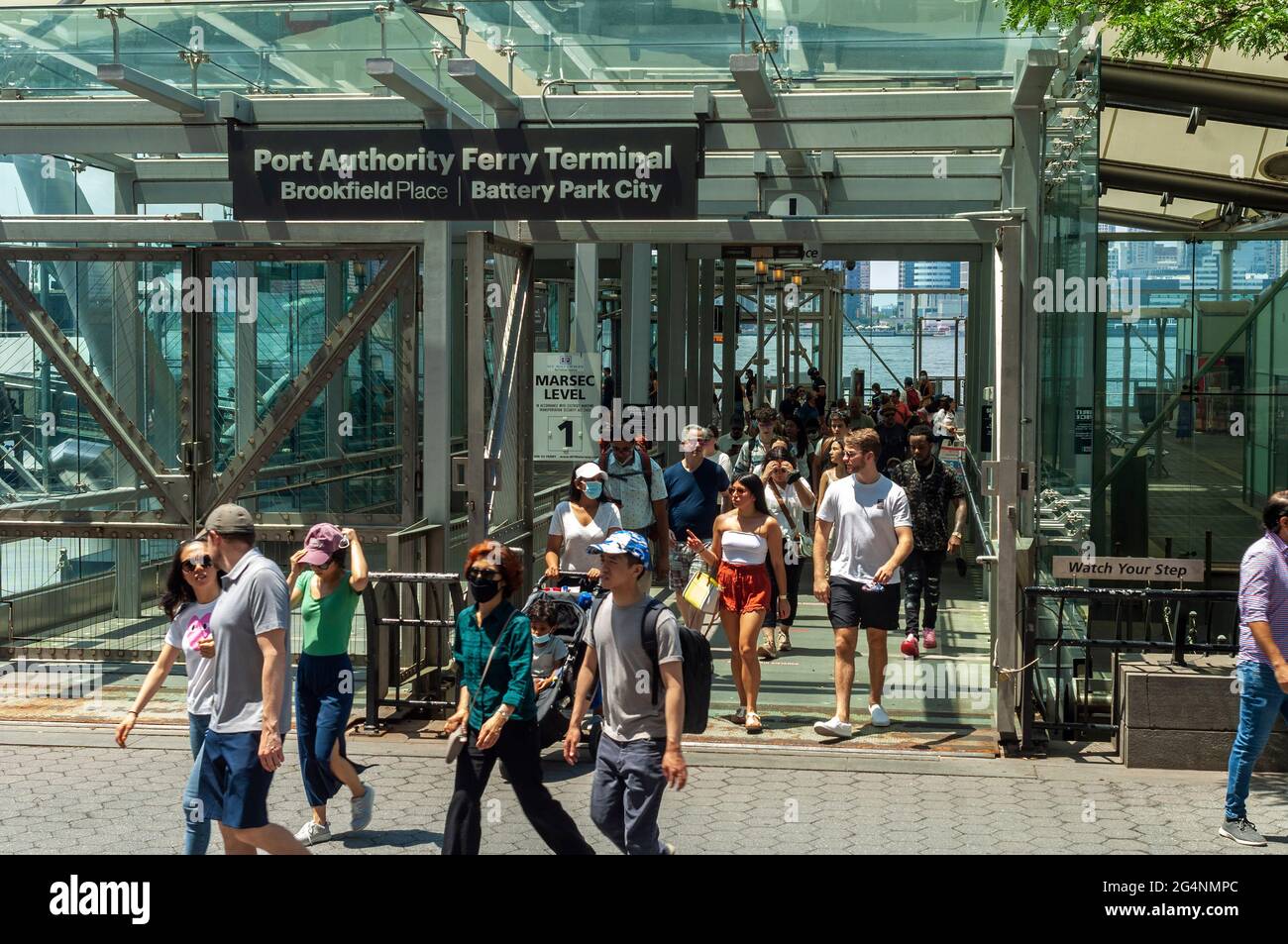 Le samedi 19 juin 2021, les gens partent d'un traversier de NY Waterways à Brookfield place, dans le parc de la rivière Hudson, à New York. (© Richard B. Levine) Banque D'Images