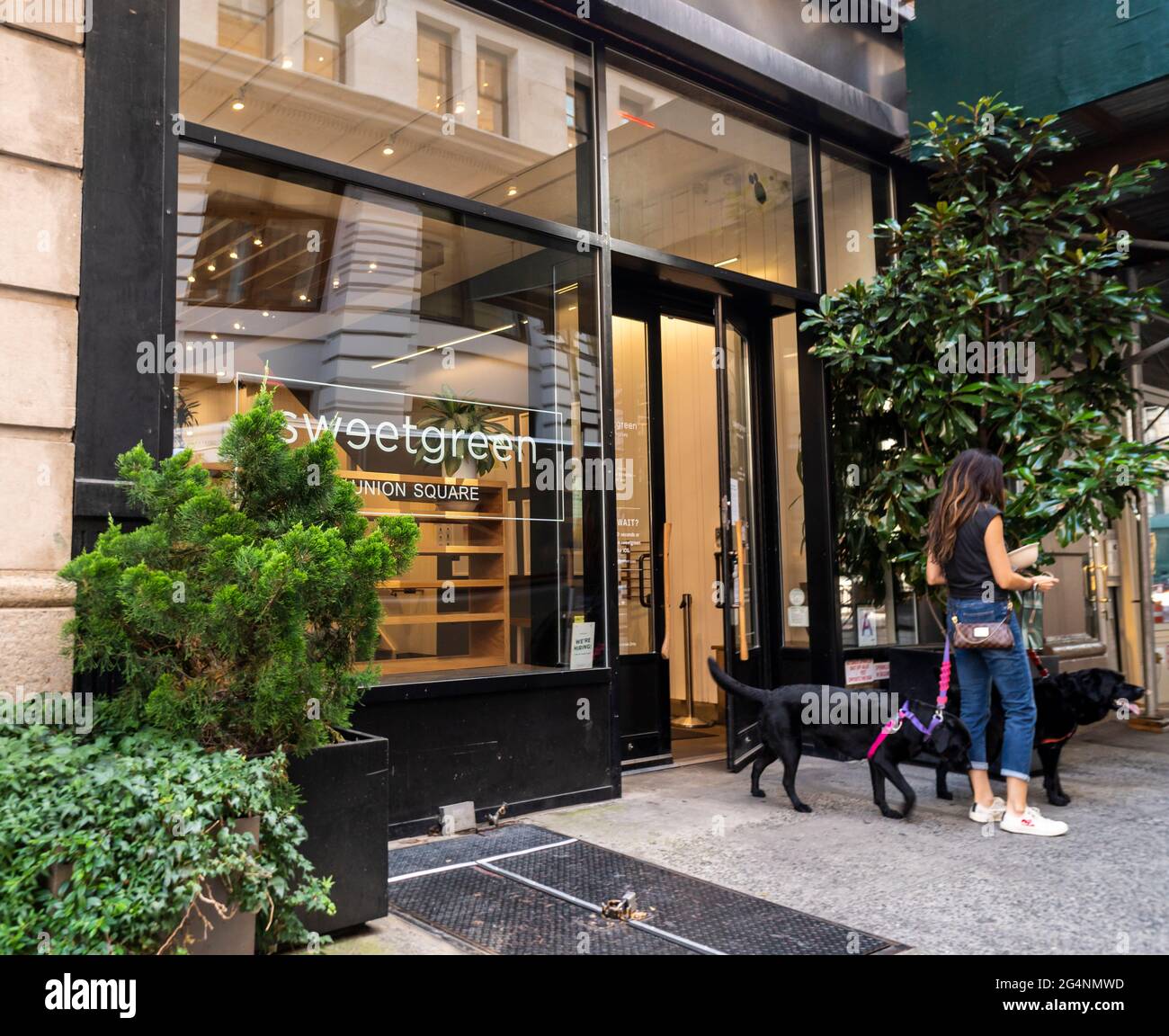 Un restaurant Sweetgreen dans le quartier Union Square de New York le lundi 21 juin 2021. Sweetgreen a été déclaré avoir déposé pour un premier appel d'offres public. (© Richard B. Levine) Banque D'Images