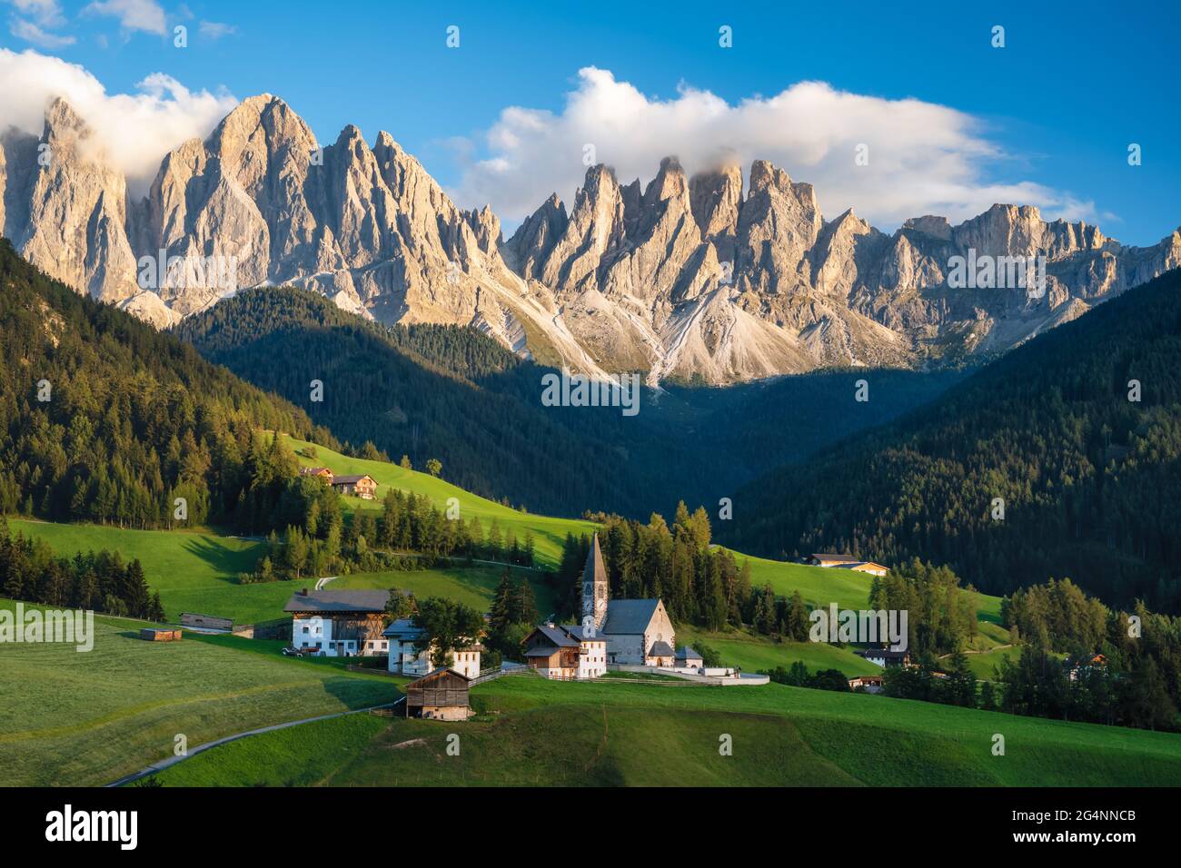 Église Saint-Magdalena dans la vallée du Val di Funes, Dolomites, Italie. Les sommets de Furchetta et de Sass Rigais en arrière-plan Banque D'Images