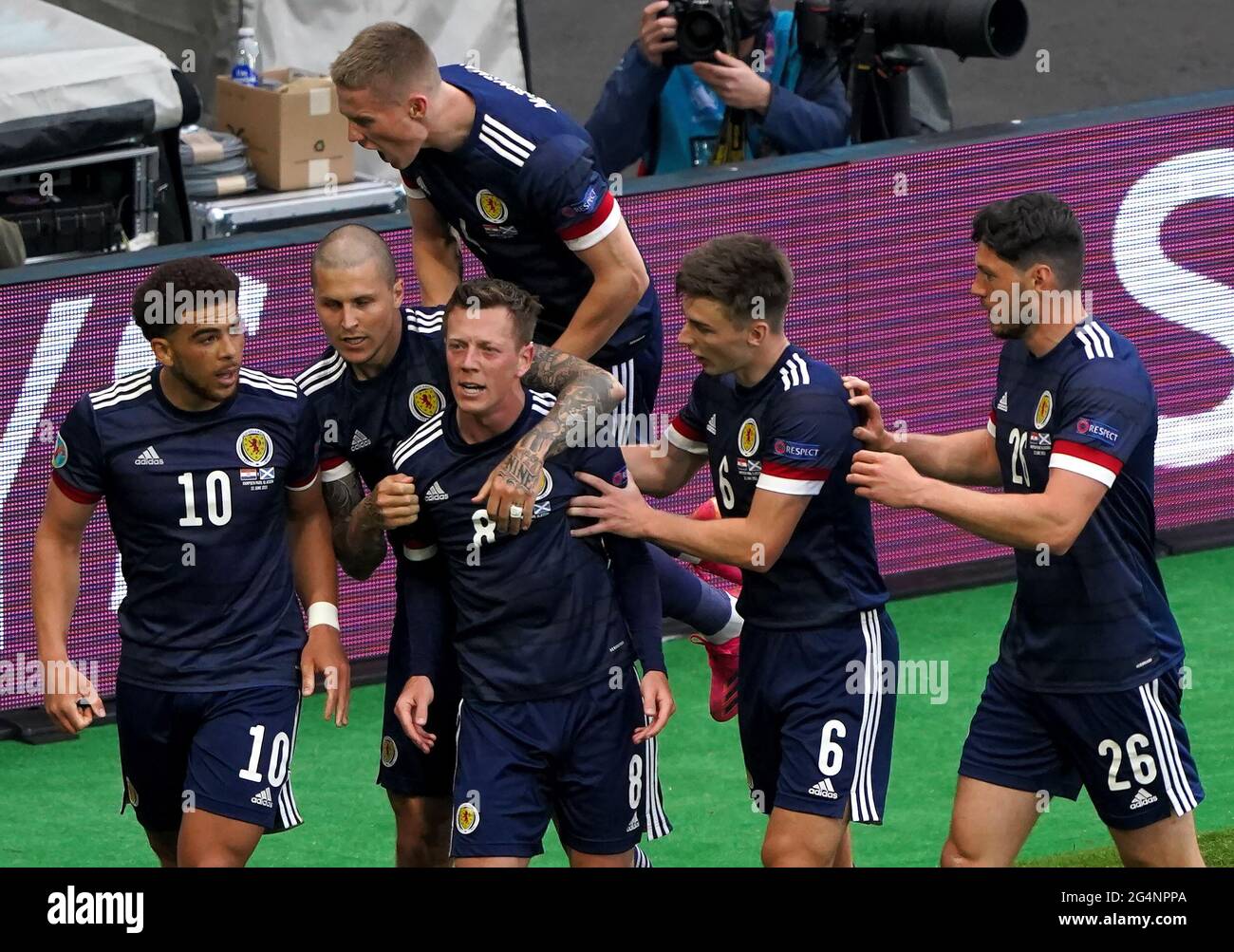En Écosse, Callum McGregor (au centre) célèbre le premier but de son équipe lors du match de l'UEFA Euro 2020 Group D à Hampden Park, Glasgow. Date de la photo: Mardi 22 juin 2021. Banque D'Images
