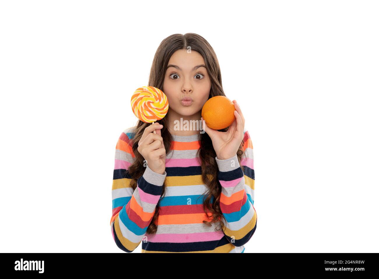 portrait de plaisir. drôle de jeune fille avec orange lollipop. vitamine et dieting. soins dentaires pour enfants. Banque D'Images