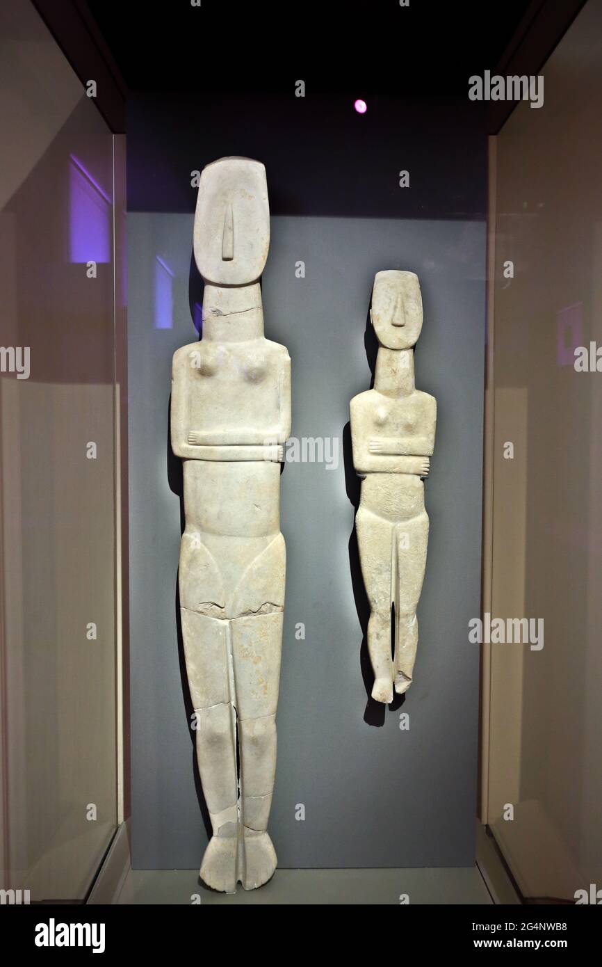 Statue femelle du type à bras replié du début des Cyclades ; marbre de Parian. Amorgos, début des Cyclades II (Keros-Syros Culture, 2800-2300 av. J.-C.). Banque D'Images