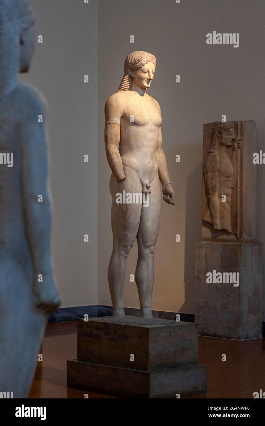 Kouros de Myrrhiny (Merenda) en Attique, de marbre de parian, une splendide exposition d'art archaïque, faite autour de 540 avant J.-C. Banque D'Images