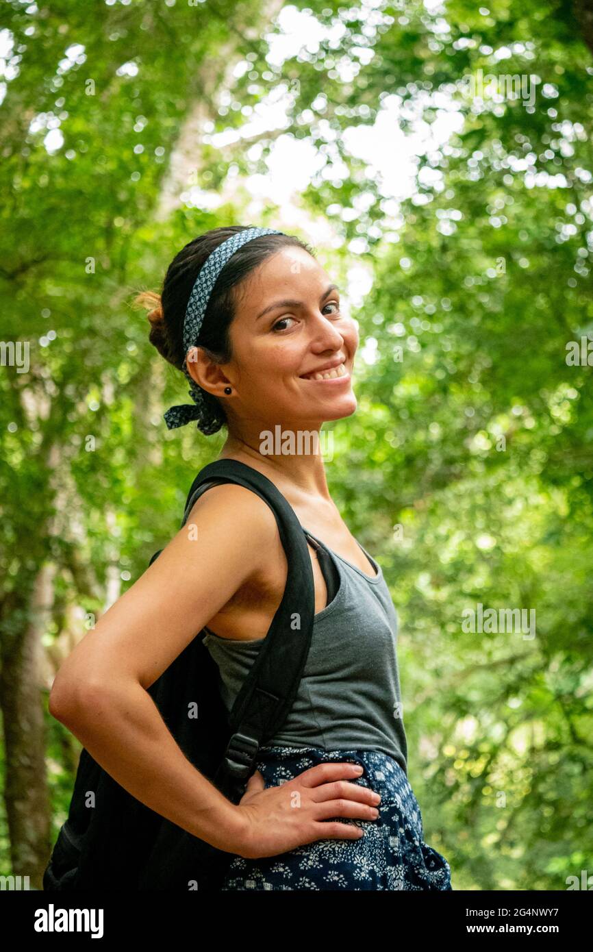 Femme latine marchant au milieu de la nature et regardant la caméra Banque D'Images