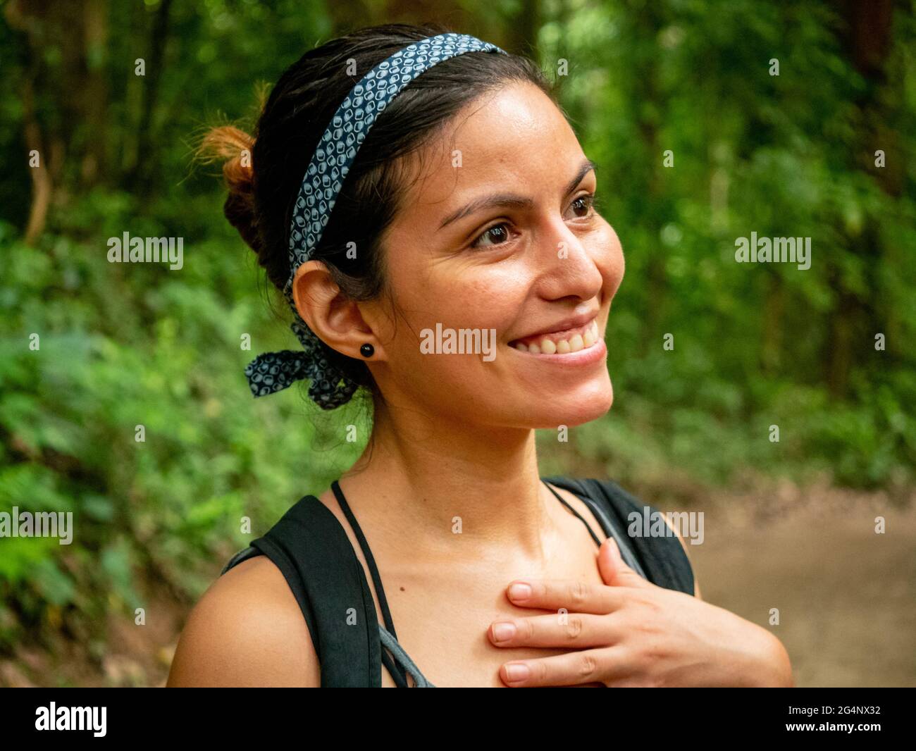 Portrait de la femme latine au milieu de la nature Banque D'Images