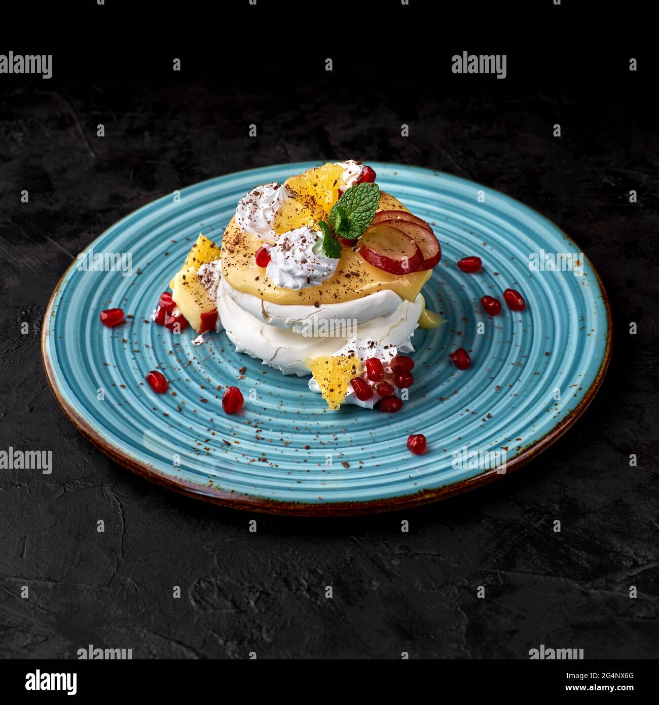 Gateau Anna Pavlova Au Citron Et Aux Fruits Photo Stock Alamy