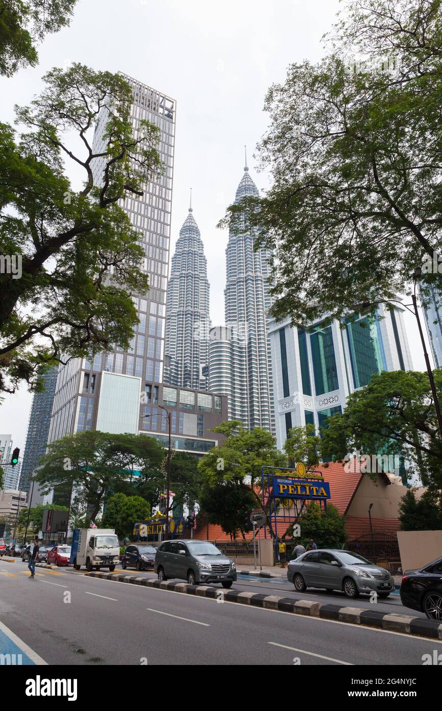 Kuala Lumpur, Malaisie - 25 novembre 2019 : vue verticale sur la rue, les gens ordinaires et les voitures sont dans la rue Banque D'Images