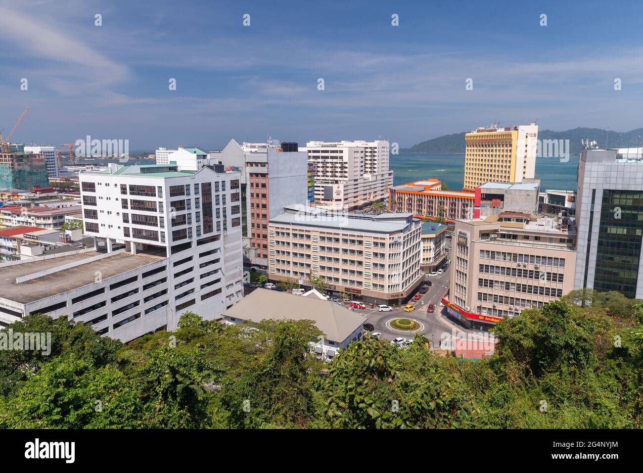 Kota Kinabalu, Malaisie - 17 mars 2019 : vue aérienne sur la ville avec immeubles de bureaux et hôtels modernes Banque D'Images