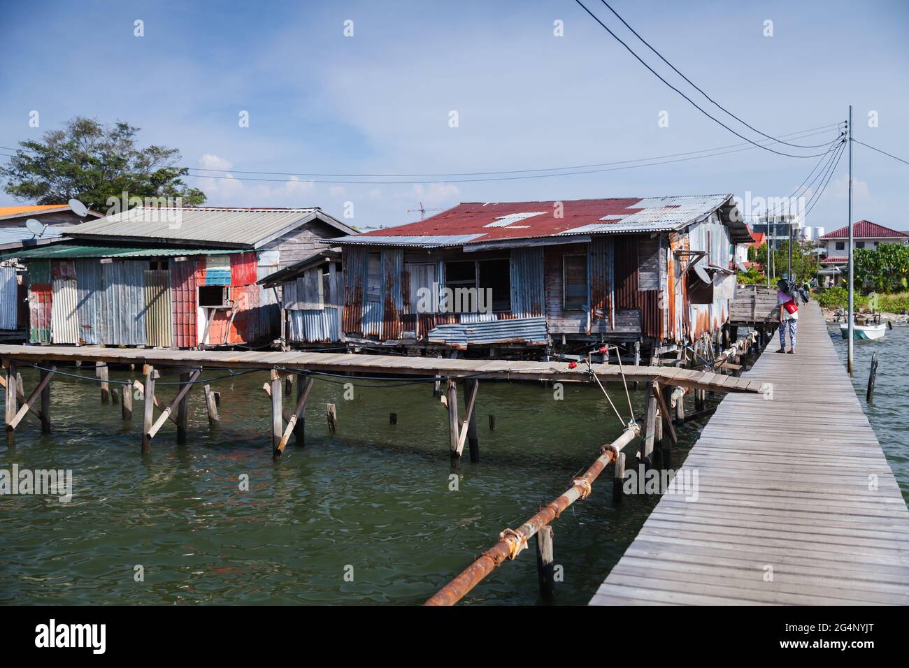 Kota Kinabalu, Malaisie - 17 mars 2019 : petites maisons vivantes et passerelles sur pilotis. Vue sur la côte du quartier pauvre de Kota Kinabalu Banque D'Images