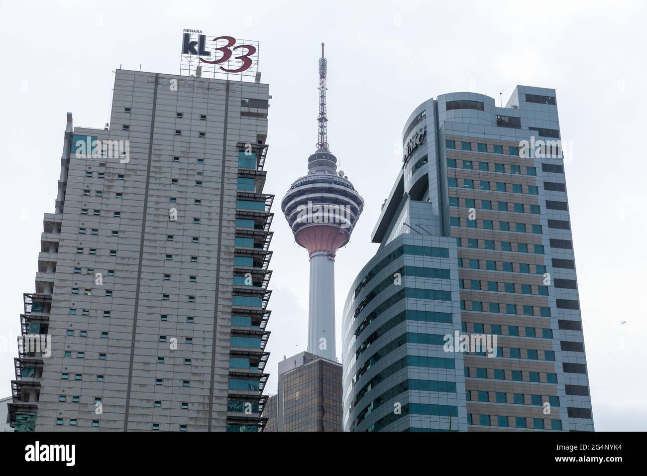 Kuala Lumpur, Malaisie - 28 novembre 2019 : gratte-ciel avec de grands immeubles de bureaux et tour de télévision Banque D'Images