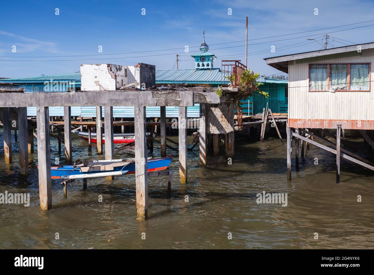 Kota Kinabalu, Malaisie - 17 mars 2019 : maisons vivantes et passerelles sur pilotis. Vue sur la côte du quartier pauvre de Kota Kinabalu Banque D'Images