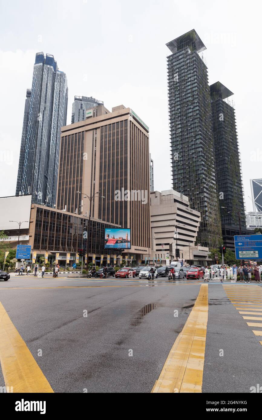 Kuala Lumpur, Malaisie - 25 novembre 2019 : vue verticale sur la rue avec les gens ordinaires et les voitures Banque D'Images