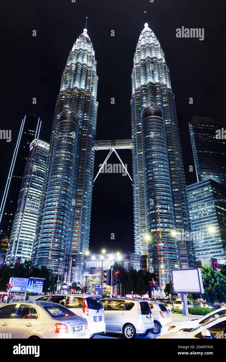 Kuala Lumpur, Malaisie - 28 novembre 2019 : tours jumelles Petronas de nuit, vue verticale sur la rue du centre-ville de Kuala Lumpur, photo verticale Banque D'Images