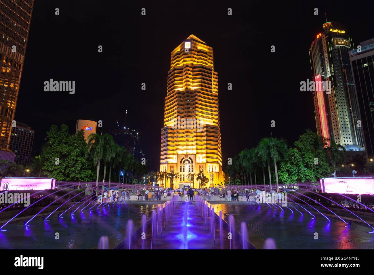 Kuala Lumpur, Malaisie - 28 novembre 2019 : bâtiment de banque publique de nuit, vue sur la rue du centre-ville de Kuala Lumpur Banque D'Images