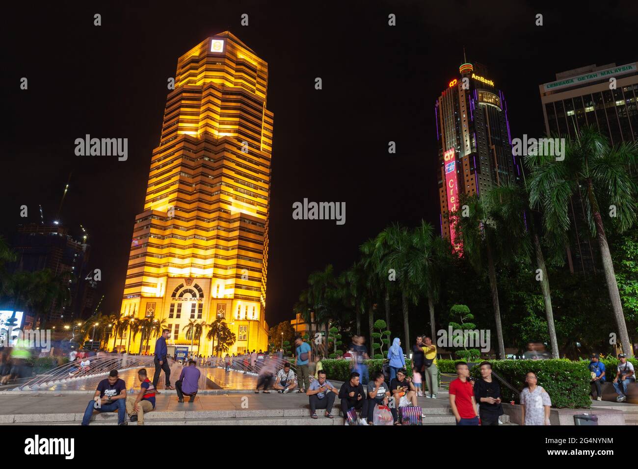 Kuala Lumpur, Malaisie - 28 novembre 2019 : vue nocturne sur la rue du centre-ville de Kuala Lumpur avec le bâtiment de la Banque publique Banque D'Images