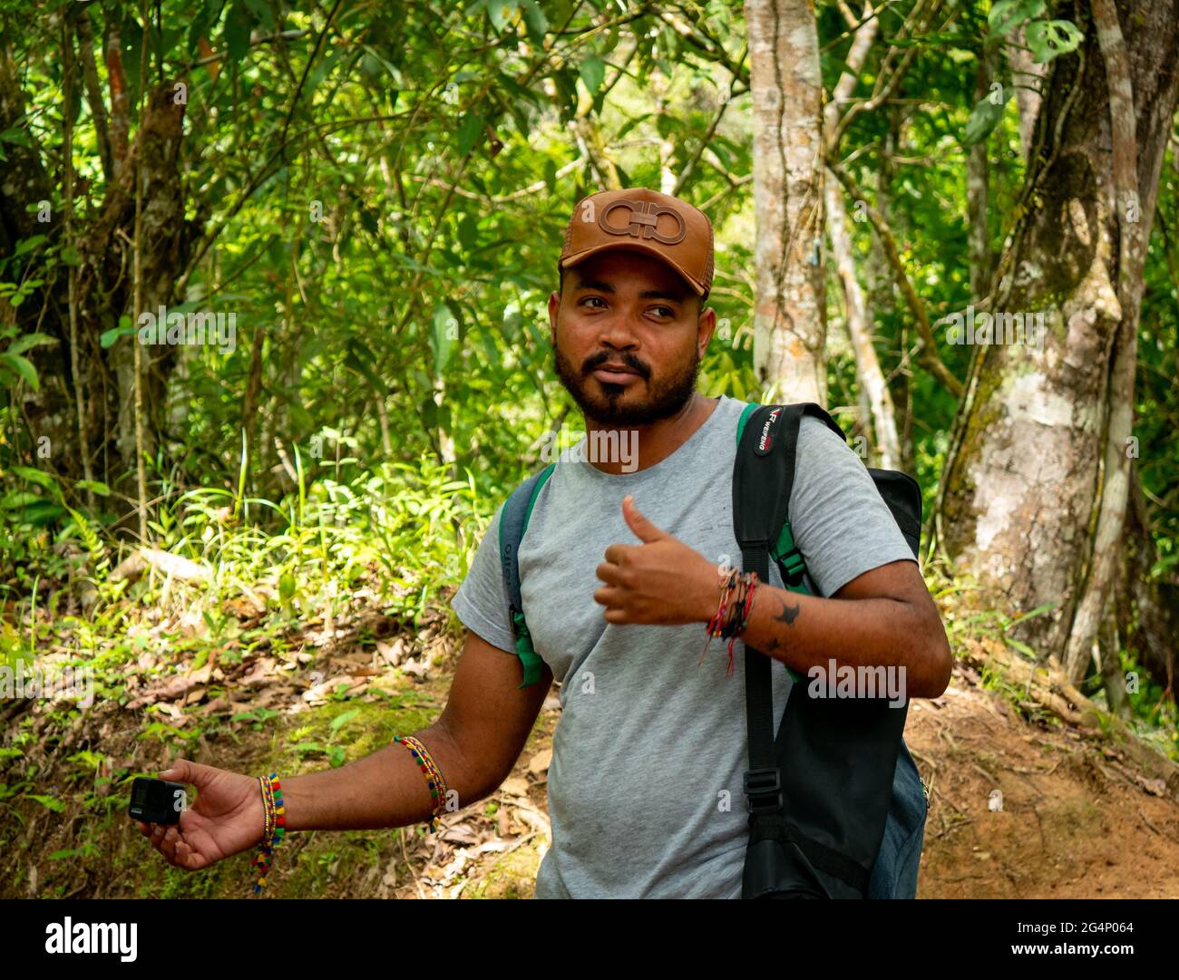 Minca, Magdalena, Colombie - Mai 19 2021: L'homme latin à barbe brune porte un chapeau et est dans la forêt entourée par beaucoup de nature Banque D'Images