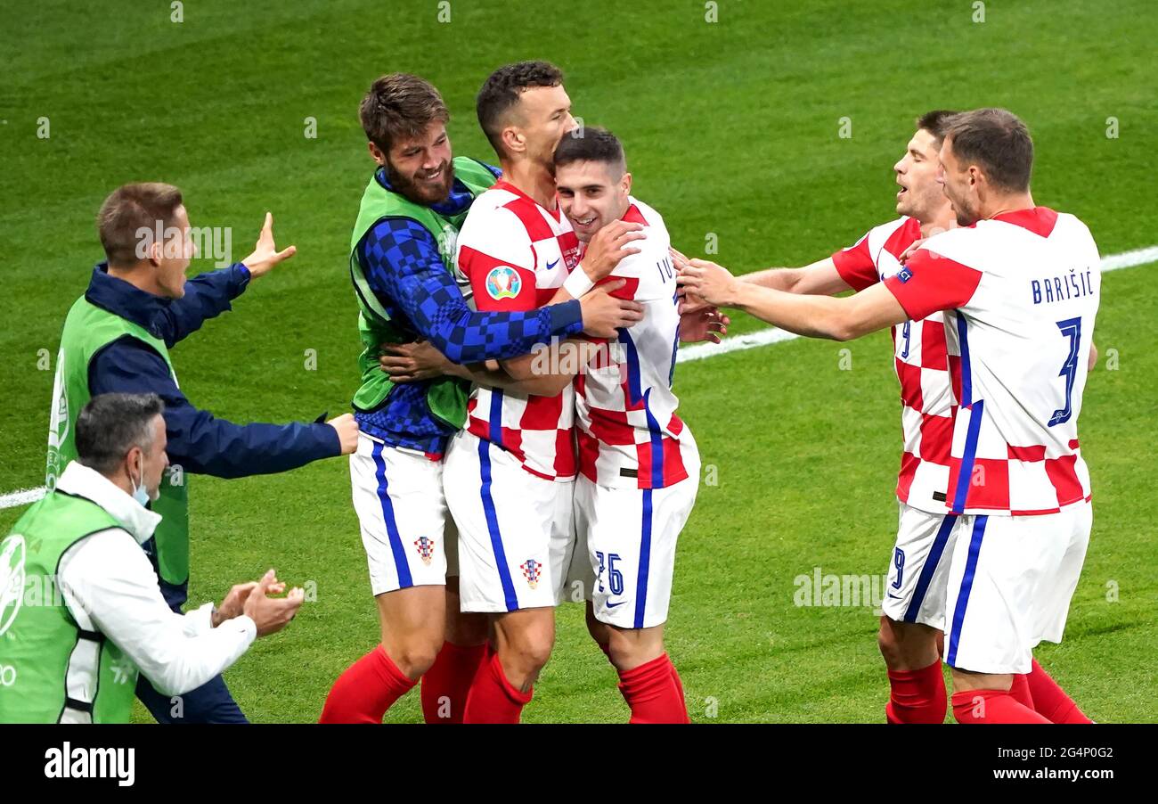 Ivan Perisic (au centre), en Croatie, célèbre le troisième but du match de l'UEFA Euro 2020 Group D au parc Hampden, à Glasgow. Date de la photo: Mardi 22 juin 2021. Banque D'Images