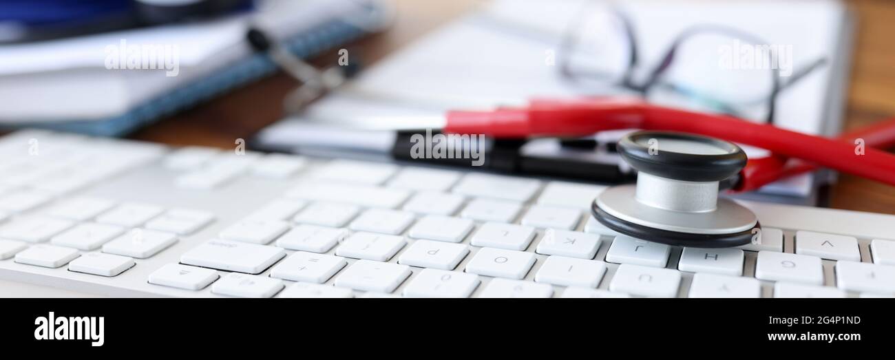 Appareils médicaux le stéthoscope et le tonomètre se trouvent sur le bureau Banque D'Images