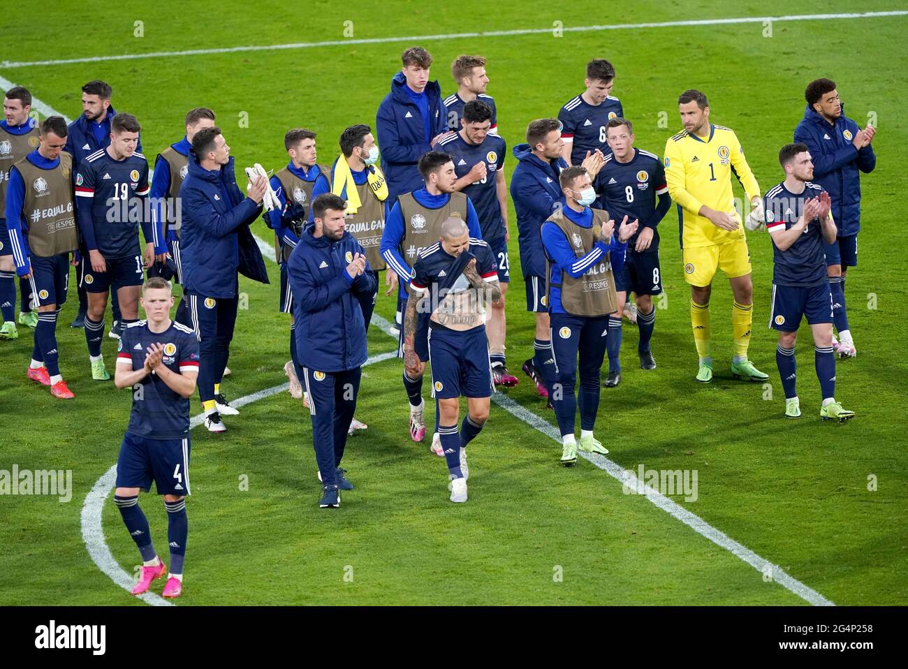 Les joueurs écossais applaudissent les fans après le coup de sifflet final lors du match de l'UEFA Euro 2020 Group D à Hampden Park, Glasgow. Date de la photo: Mardi 22 juin 2021. Banque D'Images