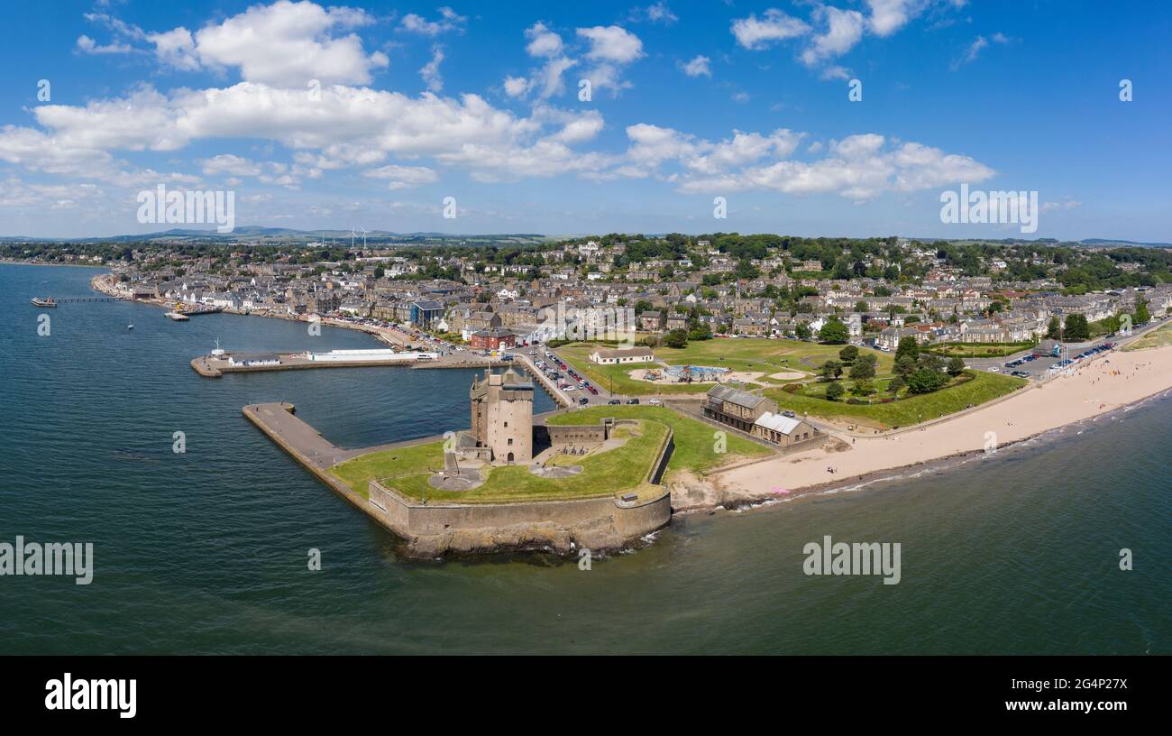 Vue aérienne de Broughty Ferry et du château de Broughty, Écosse. Banque D'Images