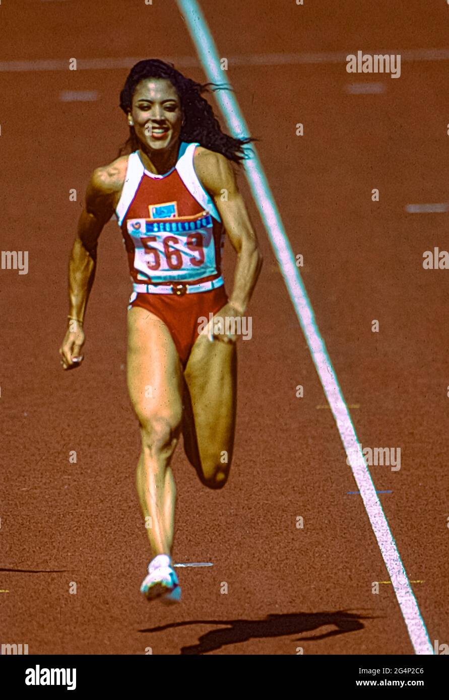 Florence Griffith Joyner (Etats-Unis) remporte la médaille d'or de la finale féminine de 100m aux Jeux Olympiques d'été 1988. Banque D'Images