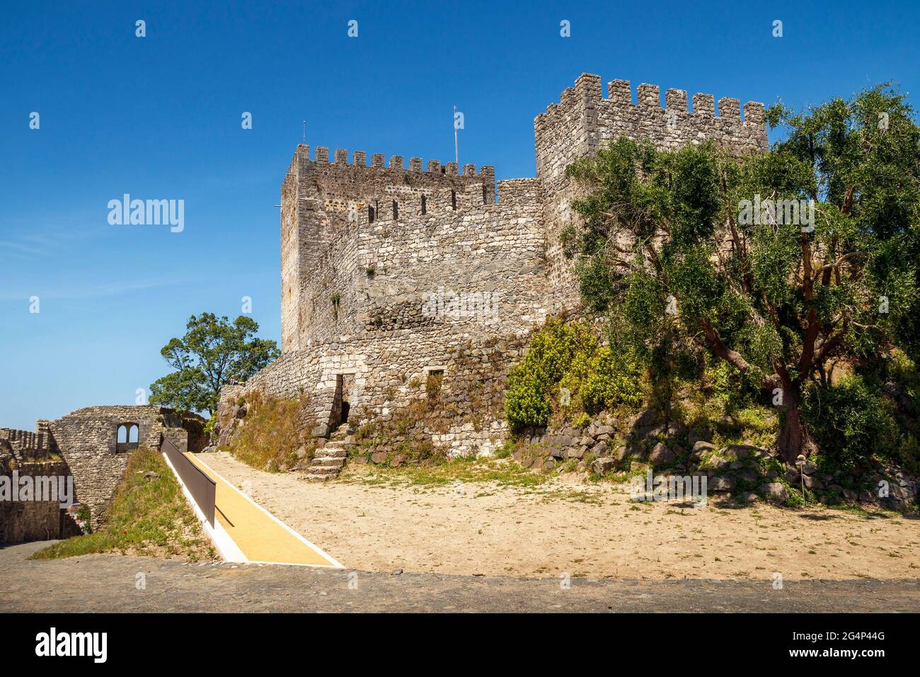 Vue sur l'intérieur du château de Leiria, par beau temps, avec un accent sur la tour du donjon. Banque D'Images