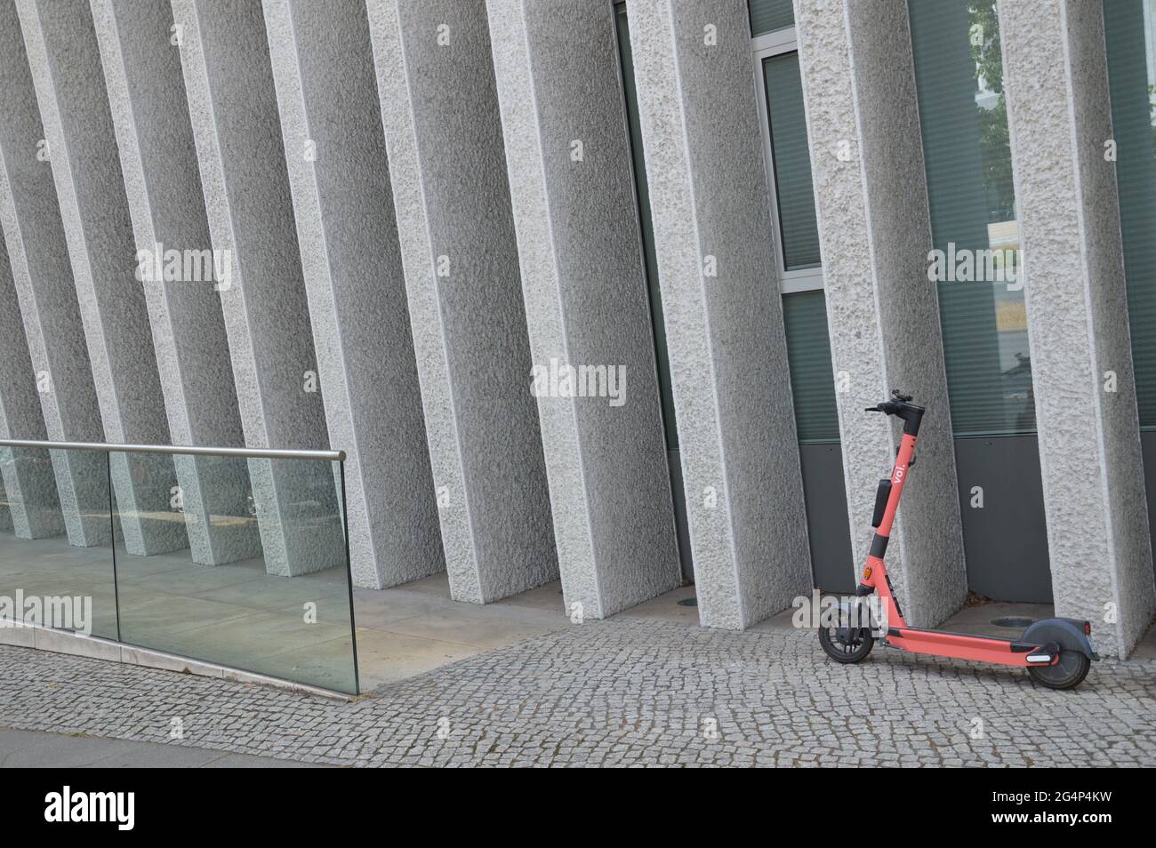 Un scooter électrique devant le bâtiment de l'ambassade du Mexique à Berlin, Allemagne - 21 juin 2021 Banque D'Images