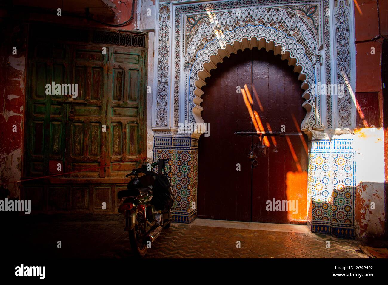 Portes étonnantes dans les rues de Marrakech, Maroc Banque D'Images