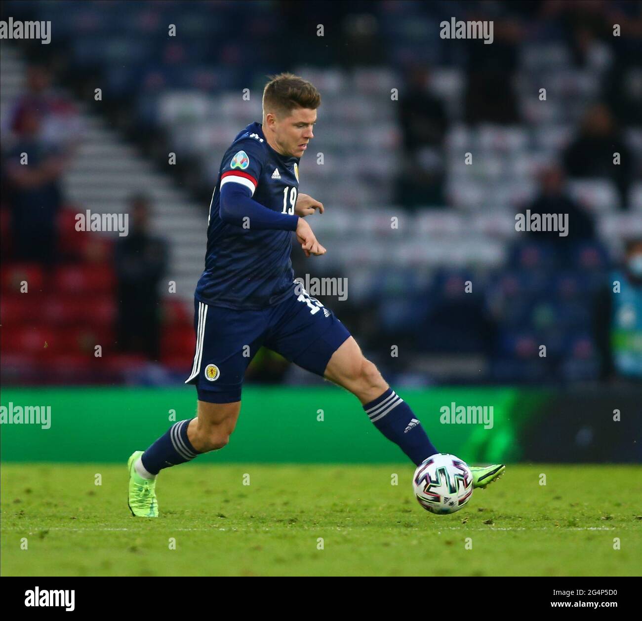 Hampden Park, Glasgow, Royaume-Uni. 22 juin 2021. Championnats d'Europe de football 2020, Ecosse contre Croatie ; Kevin Nisbet, d'Écosse, avance sur le ballon Credit: Action plus Sports/Alamy Live News Banque D'Images